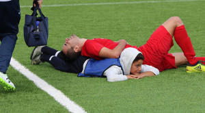 Momento en el que Moisés Aguilar se tiende para ayudar al jugador del Viso. / Foto: Antonio Alcalde.