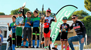 Uno de los podios de los más pequeños en la cita en Lepe.  / Foto: Federación Andaluza de Ciclismo.