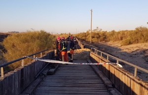 Los bomberos terminan de apagar el incendio en el Paseo Litoral.