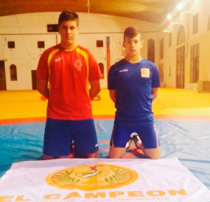 Juan José Daza Guerrero y Pablo Pereira Benítez, deportistas del Club de Lucha El Campeón. / Foto: luchaelcampeon.com.