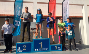 Las tres primeras clasificadas en féminas en la XI Travesía Marismas del Odiel. / Foto: H. M.