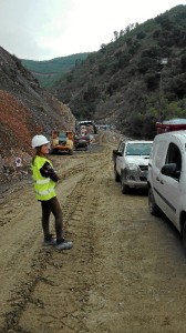 La joven, trabajando en una obra. 