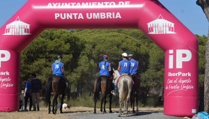 Un total de 20 jinetes tomaron parte en el IV Raid Hípico 'Playas de Punta Umbría'.