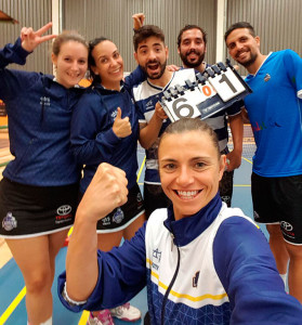 El equipo onubense celebra sobre la cancha el amplio triunfo logrado.