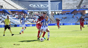 Gorka Santamaría, muy peleón todo el partido, protege la pelota ante un contrario. / Foto: Pablo Sayago.