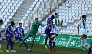 Hasta el meta local, Marcos Lavín, subió a rematar los córners al final del choque. / Foto: cordobesismo.com / Nacho Zafra.