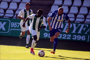 Ebu exigió bastante a la zaga albiazul, y a Iván Malón en particular. / Foto: cordobesismo.com / Nacho Zafra.