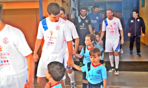 Prebenjamines y bebés, entrando de la mano del Smurfit Kappa de Tercera División.