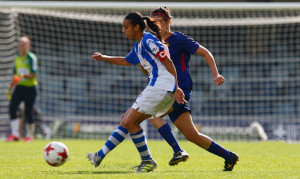 Anita inicia un avance del cuadro sportinguista en el partido de este sábado en el Miniestadi. / Foto: www.lfp.es.