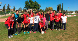 Las jugadoras del Fundación Cajasol Sporting estuvieron con los chavales de AONES.