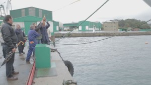 Un momento de la botadura y salida del barco, en Puerto de Avilés, Asturias.