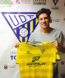 Tete, polivalente futbolista que llega del Tomares, nuevo refuerzo aurinegro. / Foto: www.sanroquedelepe.com.