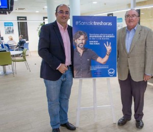 Marcos Martín y Juan Manuel Díaz junto al cartel expuesto en las oficinas de EMAHSA.