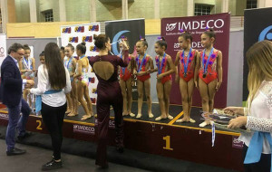 El conjunto Prebenjamín Copa, recibiendo sus medallas.