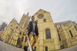 Paseando por los alrededores de la popular catedral de Canterbury.