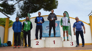 Podio Absoluto del V Duatlón Cros 'Laguna de El Portil' celebrado el sábado.