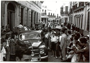 Taxis y vehículos privados en la calle José Nogales.