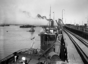 Buque a punto de desatracar del muelle de Riotinto, en 1912.