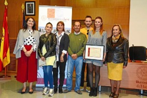 Otra imagen de la investigadora el día de la entrega de premios.