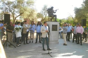 El autor del monumento, Sergio Sánchez Sánchez, dirigiéndose a los asistentes al acto inaugural.