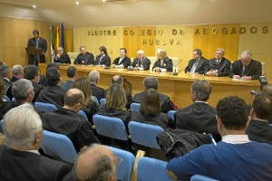 La jornada festiva ha dado comienzo con una misa en su honor en el Salón de Actos de la sede colegial.