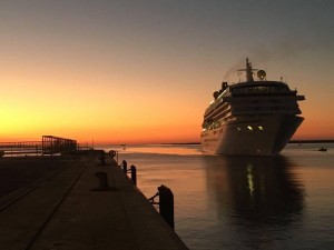 El crucero 'Cristal Symphony' llegando al amanecer al Huelva. / Foto: APH.