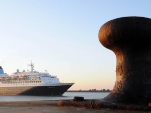 El crucero 'Saga' atracando en el Puerto de Huelva. / Foto: APH.