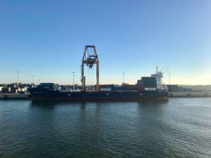 Un portacontenedores de  gran envergadura en la terminal onubense. / Foto:APH.