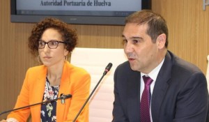 El presidente del puerto de Huelva, José Luís Romero, acompañado de la directora de comunicación, Gracia León. / Foto: APH.