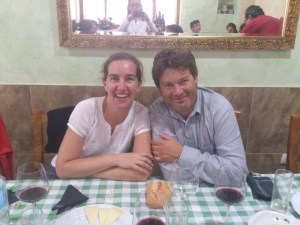 Con su mujer Natalia, en un bar de la familia en Otero de Herreros, Segovia.