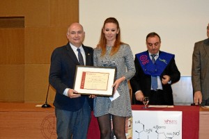 La joven, recibiendo el premio de manos del gerente de AIQB, Rafael Romero. 