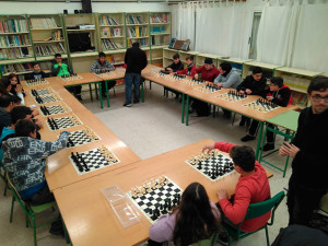 La partida simultánea ha supuesto el colofón al taller de ajedrez que se ha desarrollado este trimestre en el centro.