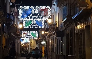 Calles de la localidad iluminadas de Navidad.