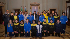 Un momento de la recepción en el Ayuntamiento a los deportistas del Club Mass de Fez y del Club Natación Huelva.