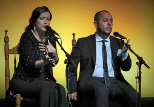 Otro momento del recital junto Jeromo Segura durante el Ciclo de 'Cantes de Ida y Vuelta', en Bonares. / Foto: Alberto Díaz.