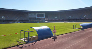 El resembrado terreno de juego del estadio de Chapín, aún no apto para jugar, por lo que el Xerez DFC-Isla se jugará en Rota. / Foto: R. N.