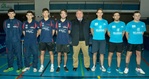 Jugadores y árbitros, antes de comenzar el partido el domingo por la mañana. / Foto: J. L. Rúa.