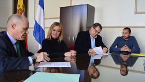 Un momento del acto de la firma del convenio de colaboración entre el CB San Juan y la empresa Ence.