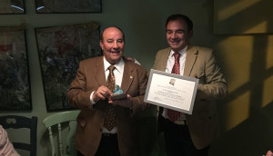 Curro Sanjosé -izquierda- en el momento de recibir el premio 'Sevillista del año 2017 para Huelva'.