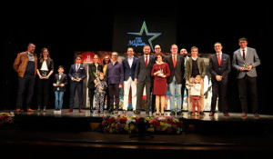 Foto de familia de los premiados en la Gala del Deporte de Moguer.