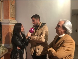 Antonio Rivera, presidente de la Hermandad del Carmen, atendiendo a medios de comunicacióon, en presencia del artista  Luís Miguel Garduño