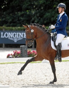 Es un apasionado del deporte y en especial de la equitación.