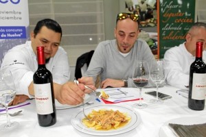 El jurado, degustando el plato del Restaurante 'Torre del Loro'.