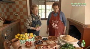 Vecinas de Linares cocinando la cena de Nochevieja.