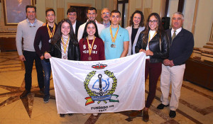 Un momento del acto que ha tenido lugar en el Ayuntamiento de Huelva con los piragüistas del Real Club Marítimo de Huelva.