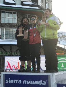 Marina Rodríguez en el centro del podio de la prueba, en calidad de campeona andaluza.