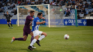 Boris, incisivo y peleón como siempre, pugna con un defensa del Jumilla. / Foto: Pablo Sayago.