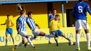 La defensa del Recre, en especial en el primer periodo, tuvo que emplearse a fondo, y no siempre acertó. / Foto: www.udlaspalmas.es.