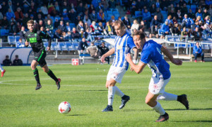 Gorka Santamaría y Boris pelearon mucho en el ataque albiazul. / Foto: Pablo Sayago.