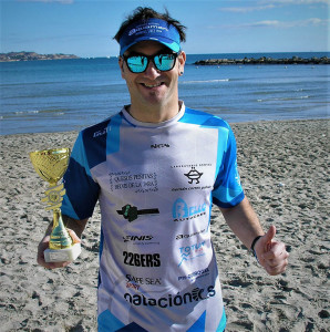 Gutiérrez, con el trofeo logrado en la prueba que se disputó en la playa de El Postiguet.